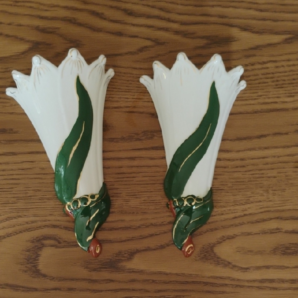 White Floral Tulip Pocket Vasea Clips with Green Leaves and Gold Detail